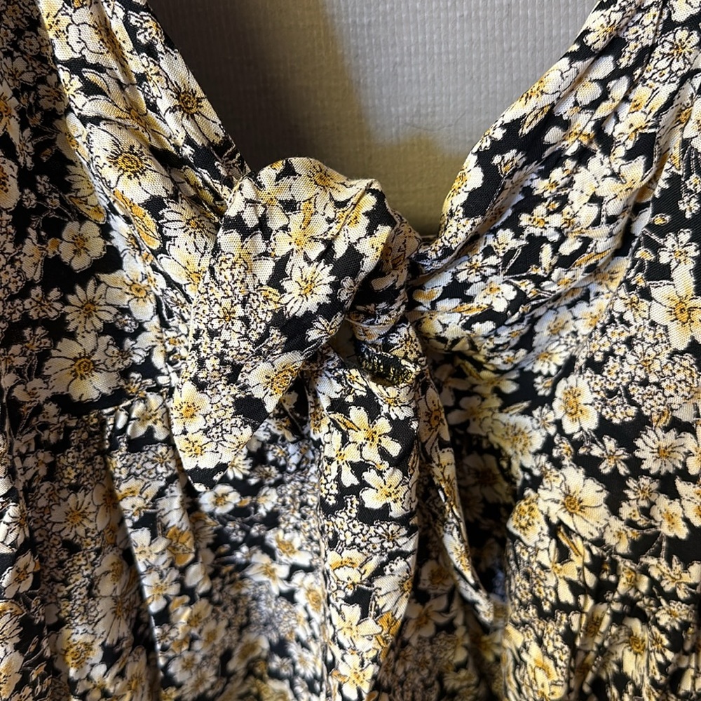 Floral top - Picture 2 of 3